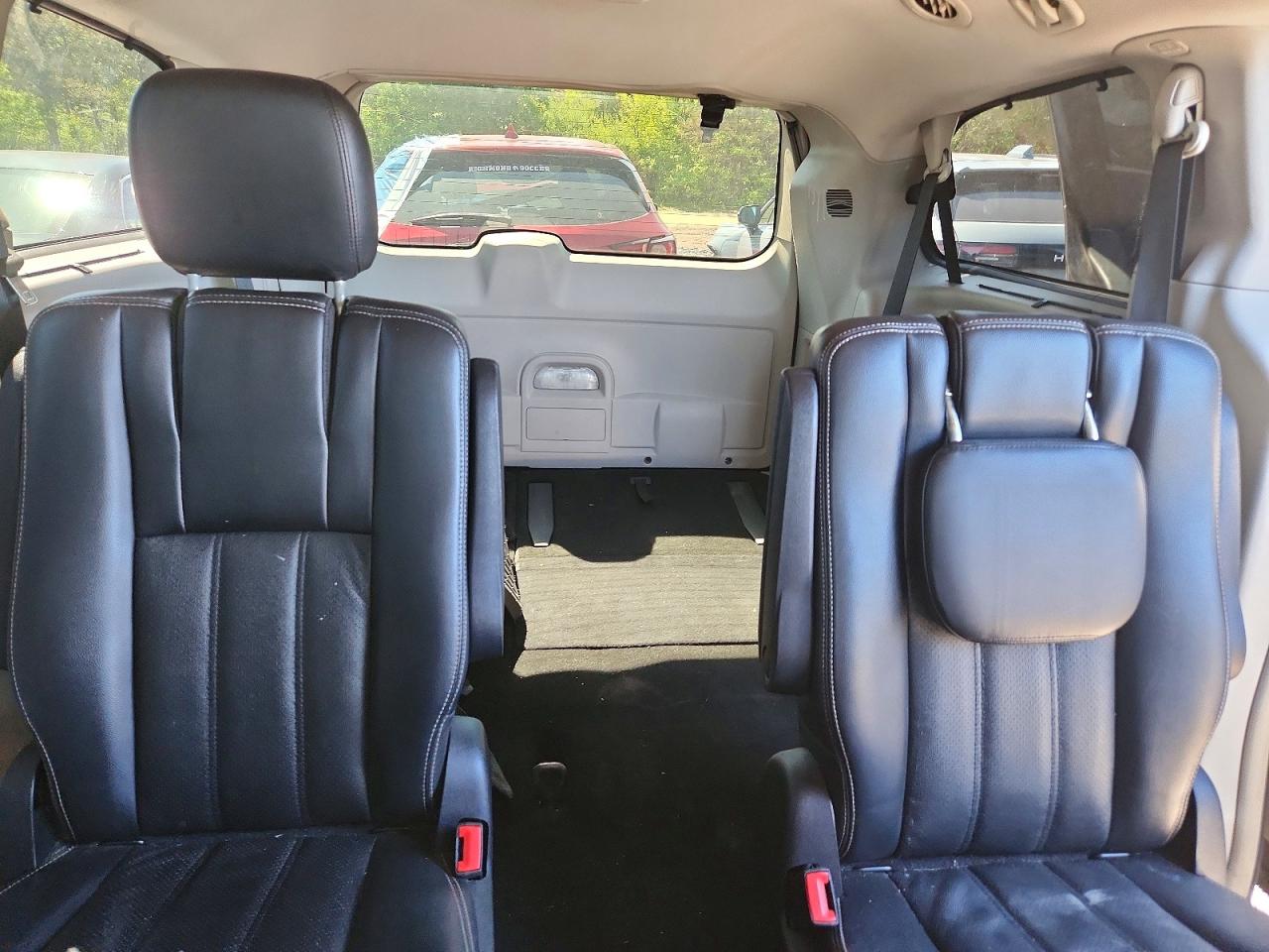 CHRYSLER TOWN & COUNTRY 2011 — 11
