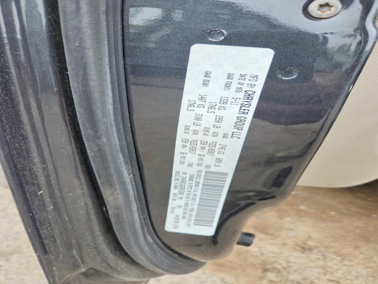 CHRYSLER TOWN & COUNTRY 2011 — 14
