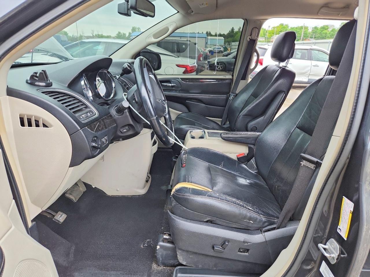 CHRYSLER TOWN & COUNTRY 2011 — 8