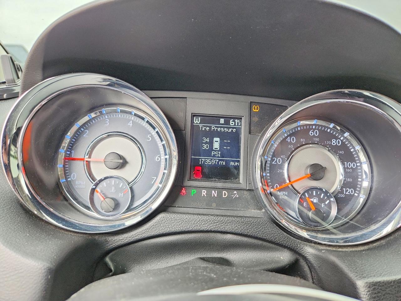 CHRYSLER TOWN & COUNTRY 2011 — 10