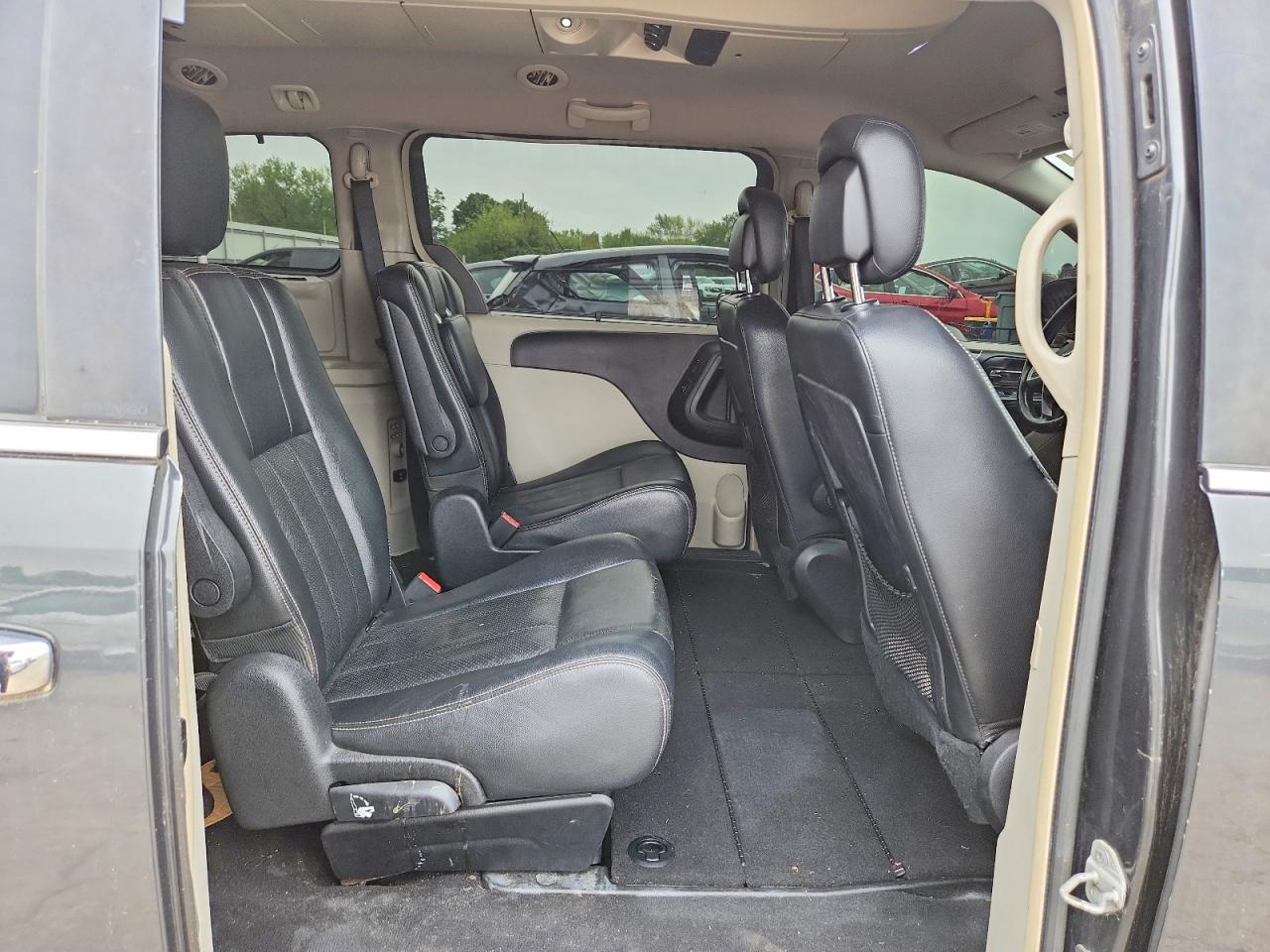 CHRYSLER TOWN & COUNTRY 2011 — 12