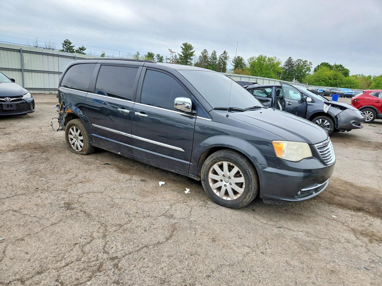 CHRYSLER TOWN & COUNTRY 2011 — 5