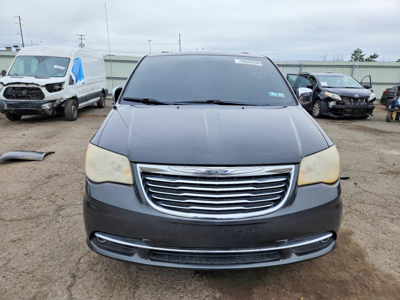 CHRYSLER TOWN & COUNTRY 2011 — 6
