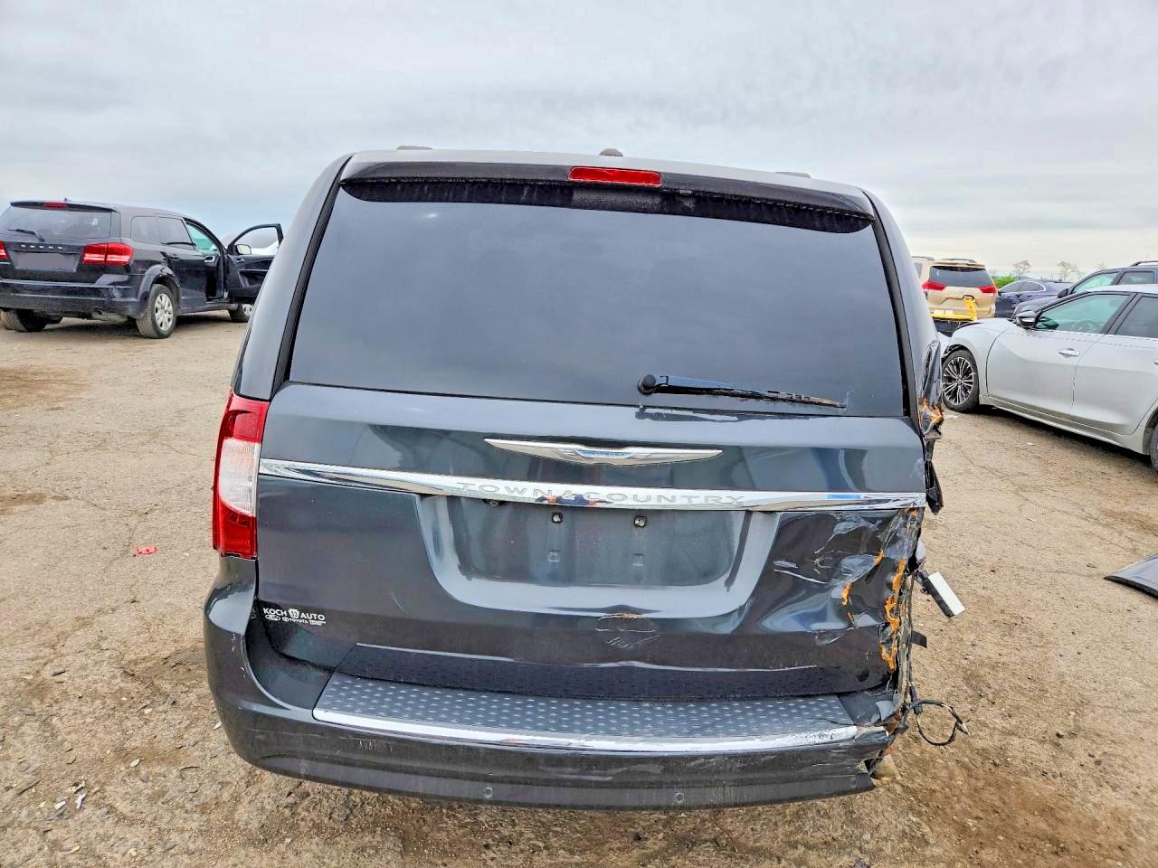 CHRYSLER TOWN & COUNTRY 2011 — 7