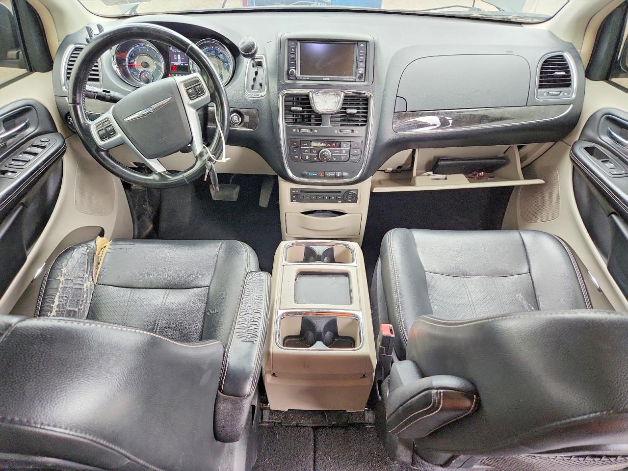 CHRYSLER TOWN & COUNTRY 2011 — 9