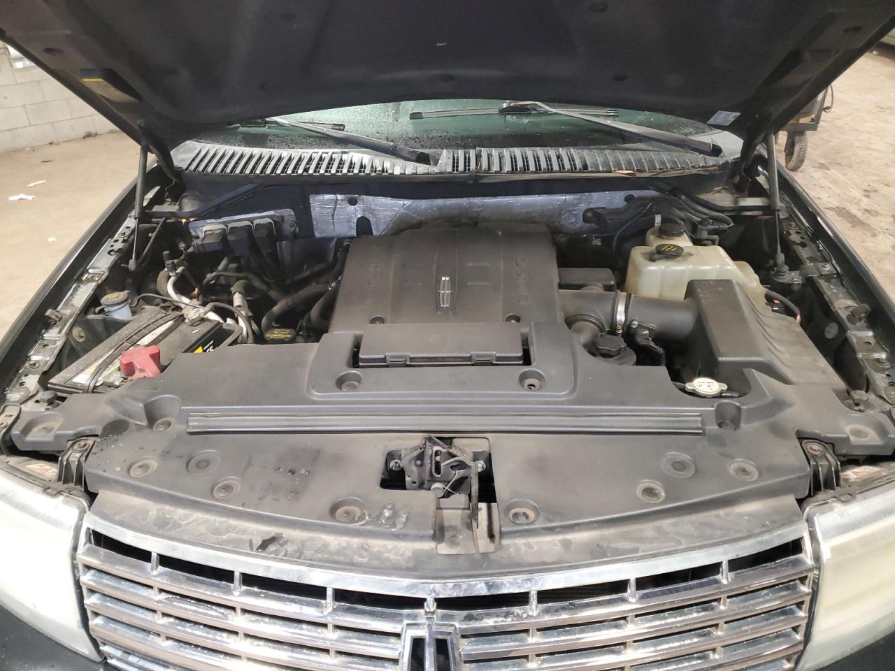 LINCOLN NAVIGATOR 2010 — 13
