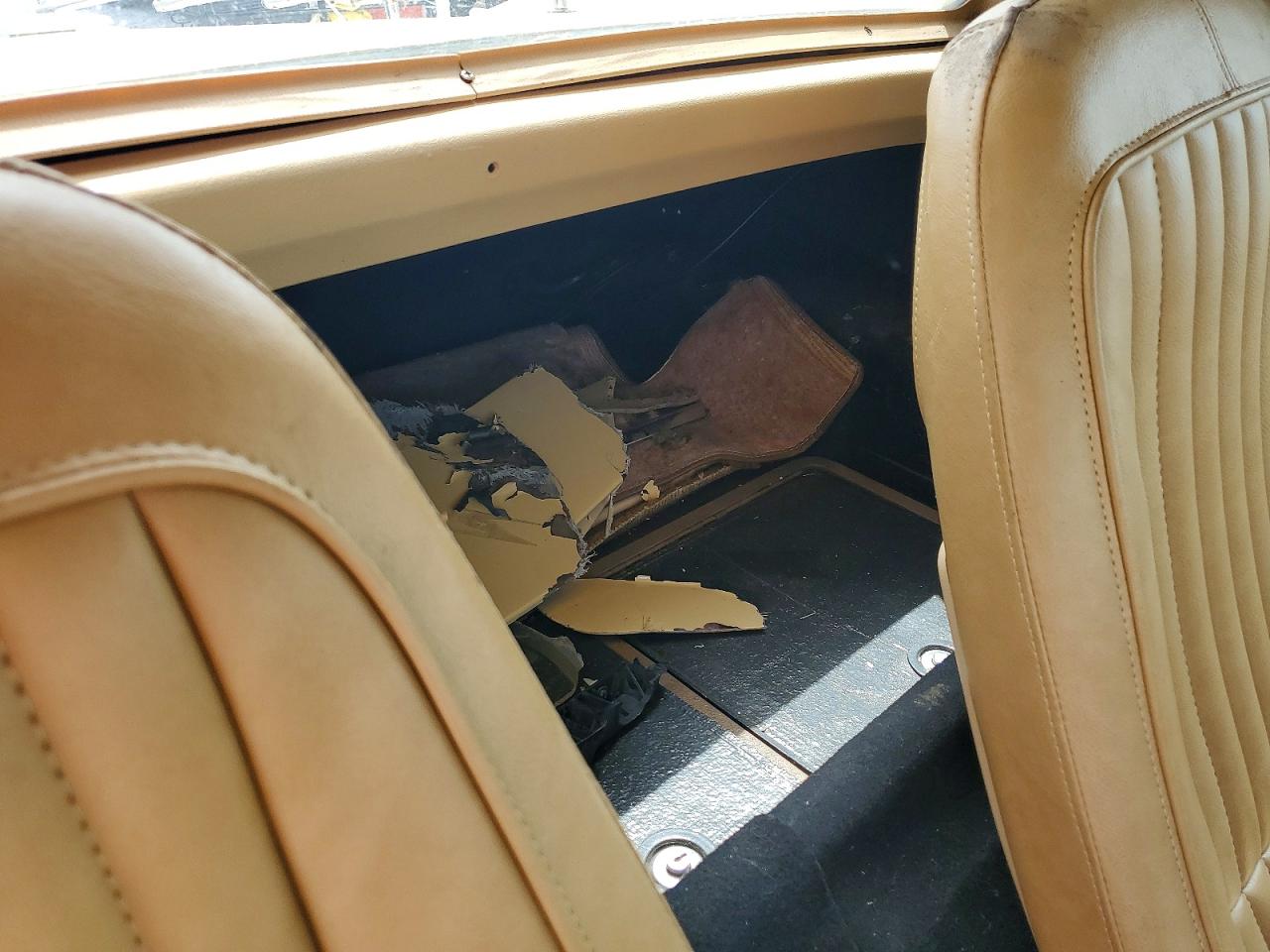 CHEVROLET CORVETTE 1976 — 11