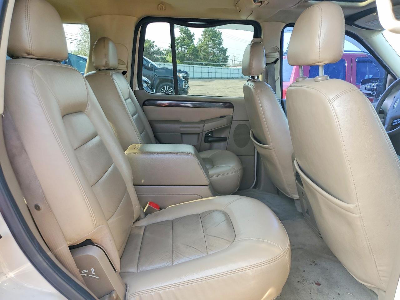 FORD EXPLORER 2005 — 12