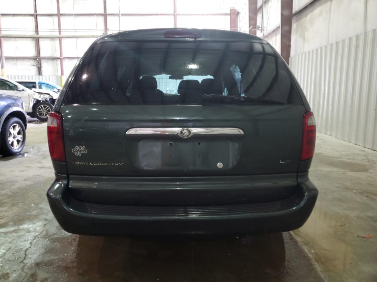 CHRYSLER TOWN & COUNTRY 2001 — 7
