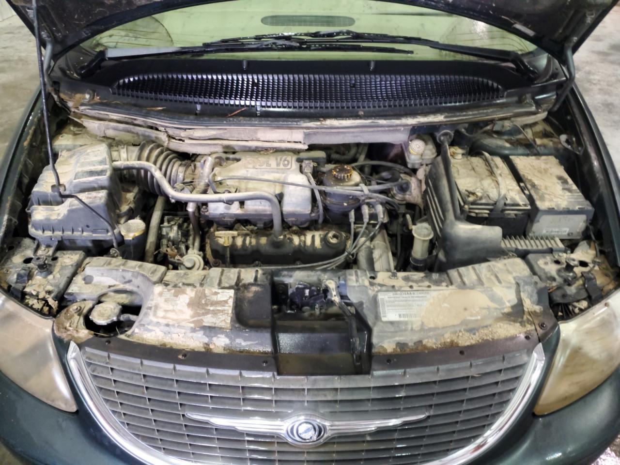CHRYSLER TOWN & COUNTRY 2001 — 12