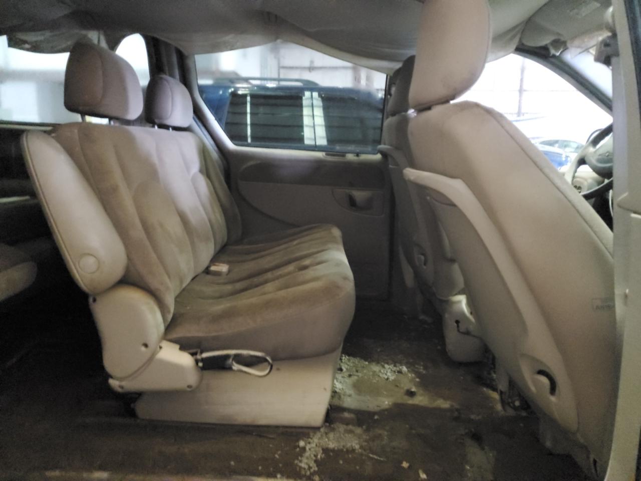 CHRYSLER TOWN & COUNTRY 2001 — 11