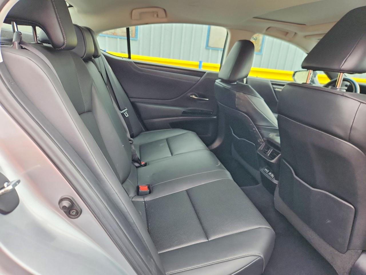 LEXUS ES 300H 2022 — 11