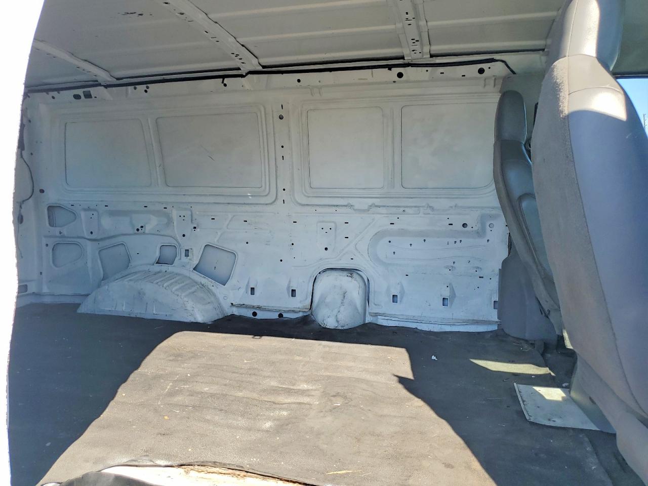 FORD ECONOLINE 2010 — 12