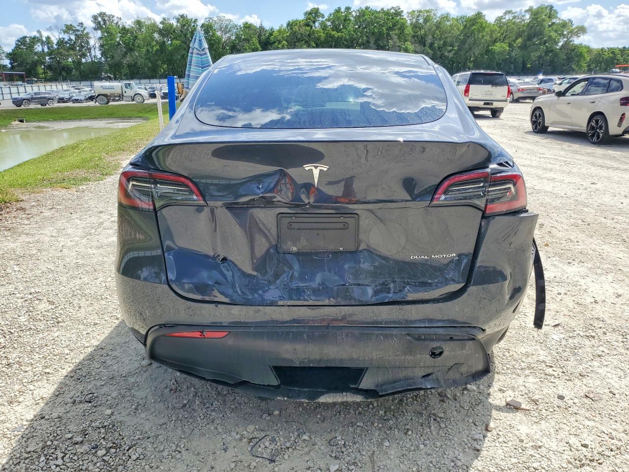 TESLA MODEL Y 2024 — 7