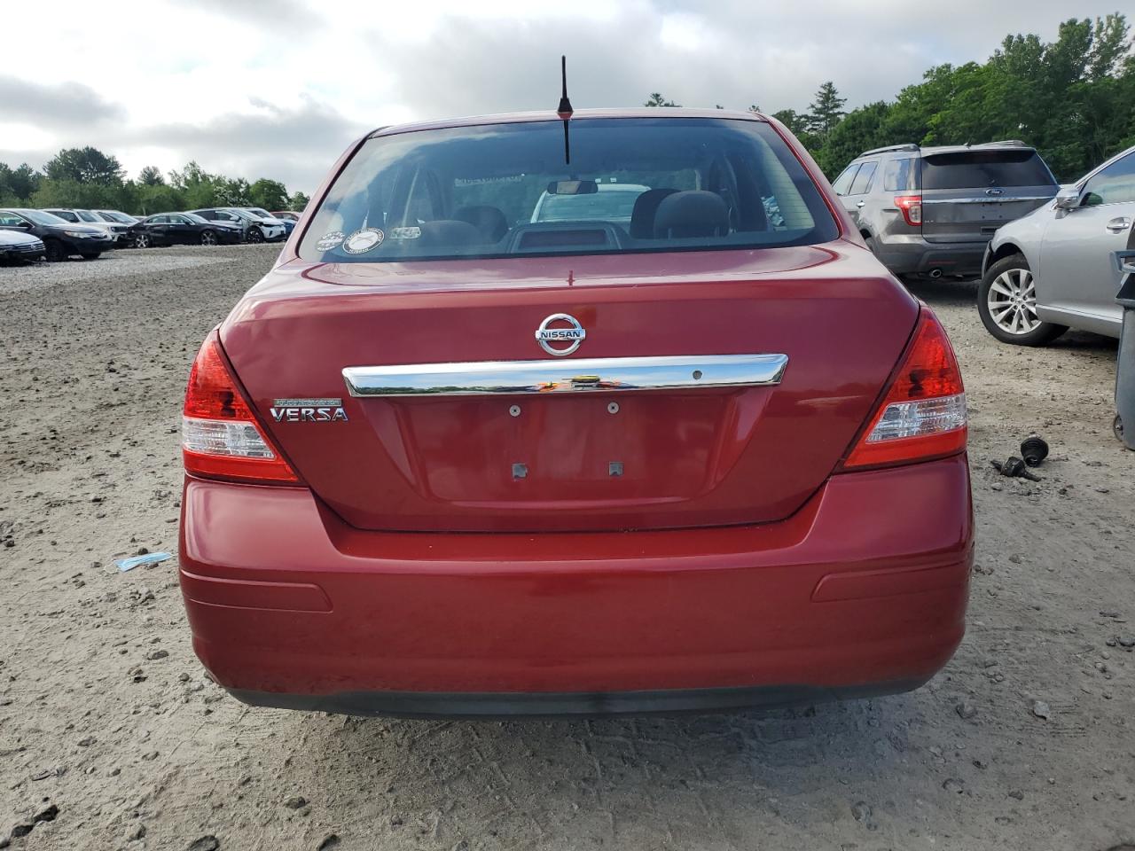 NISSAN VERSA 2011 — 7