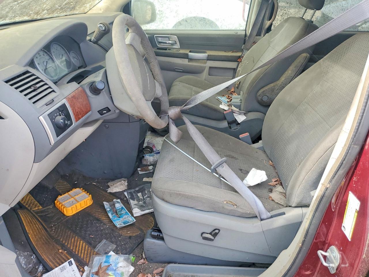 CHRYSLER TOWN & COUNTRY 2008 — 8