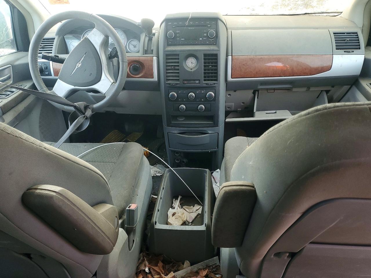 CHRYSLER TOWN & COUNTRY 2008 — 9