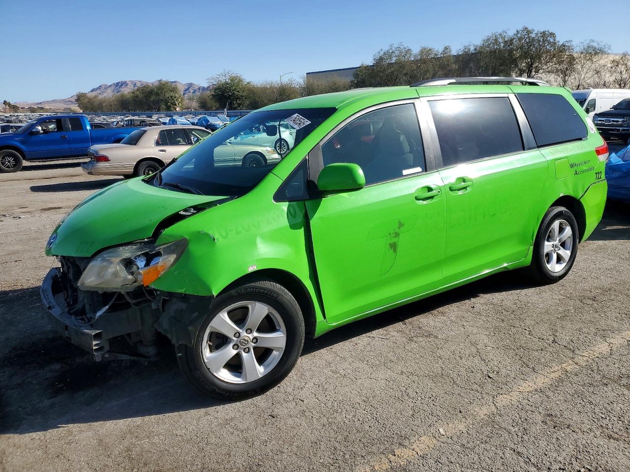 2014 TOYOTA SIENNA LE
