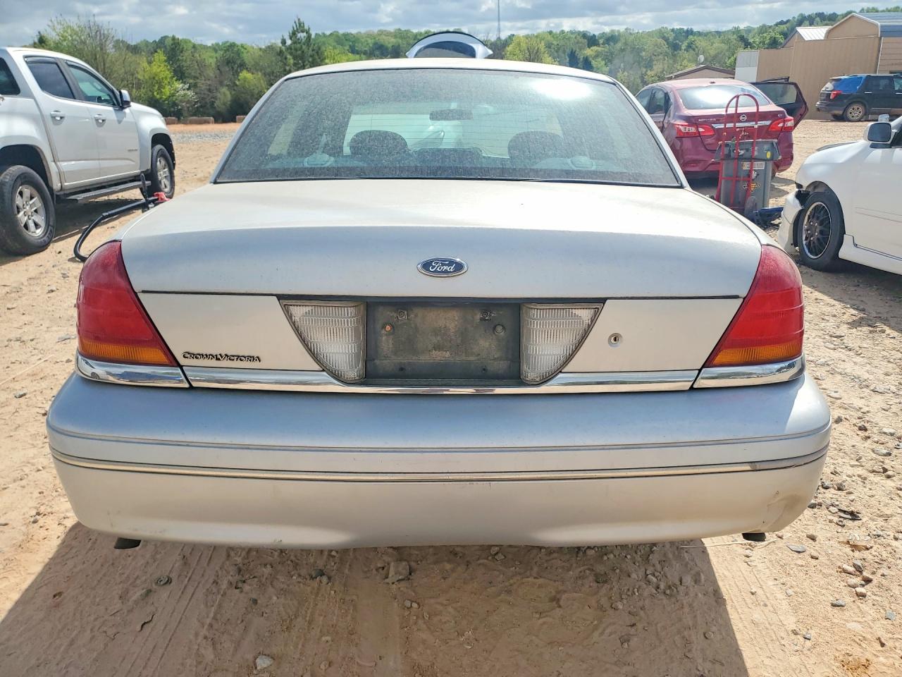 FORD CROWN VICTORIA 2000 — 7