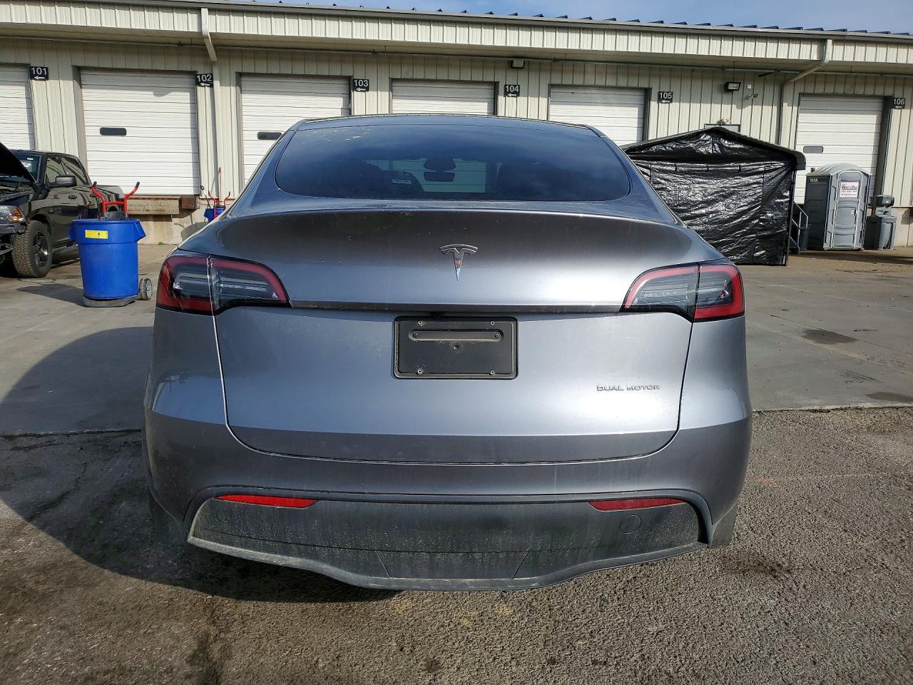 TESLA MODEL Y 2024 — 7