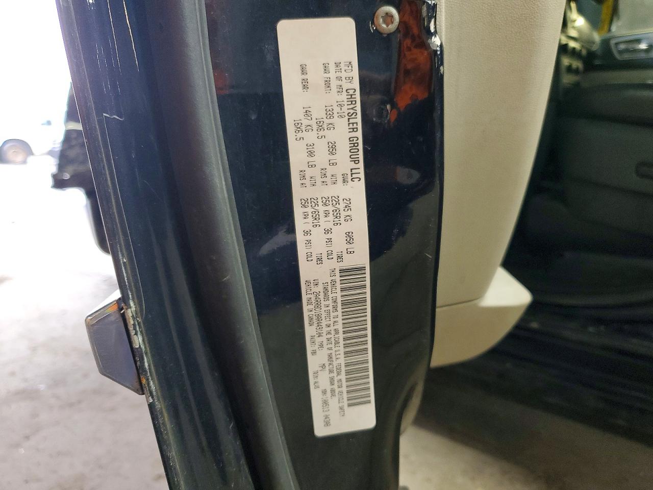 CHRYSLER TOWN & COUNTRY 2010 — 14
