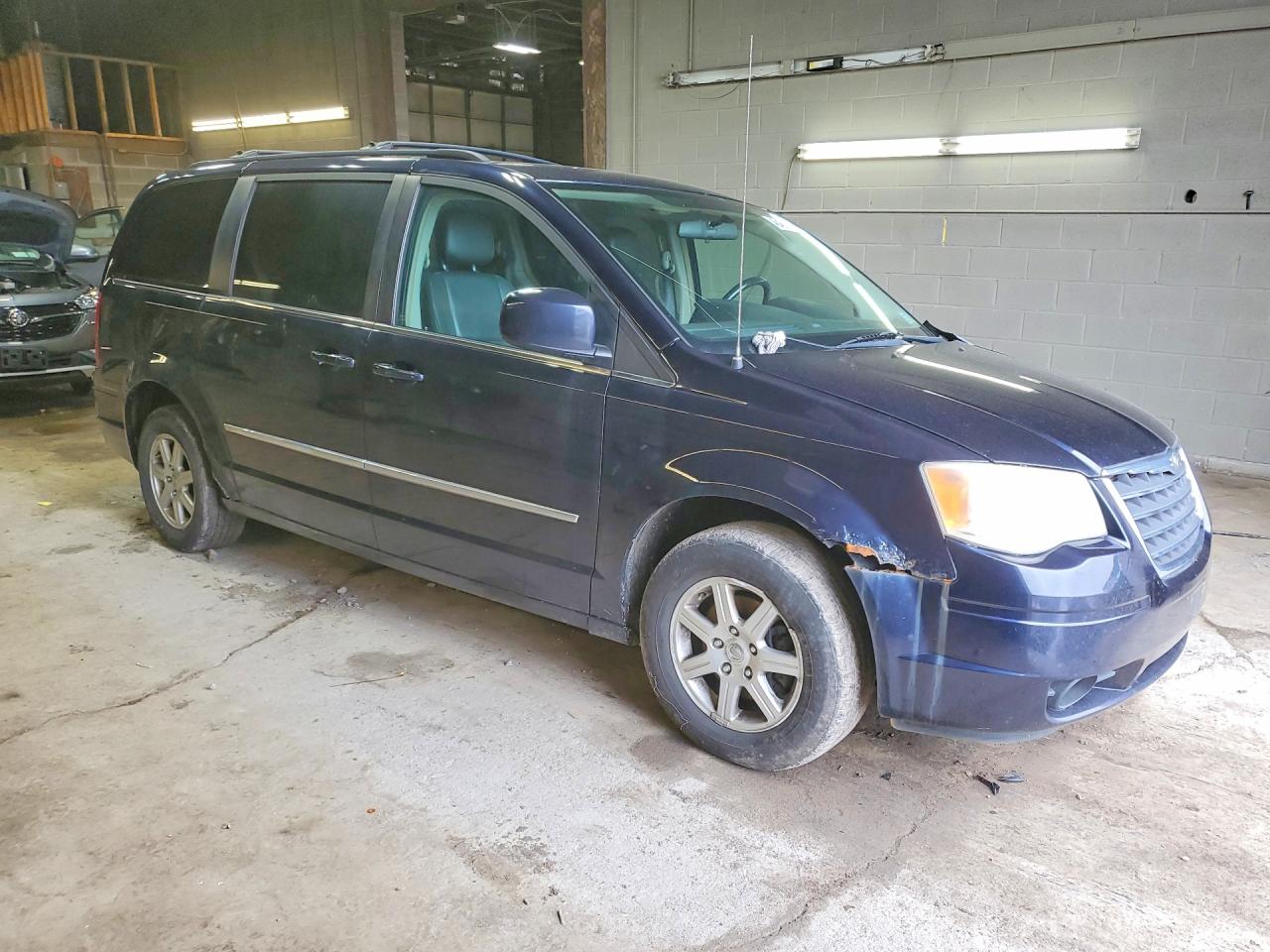 CHRYSLER TOWN & COUNTRY 2010 — 5