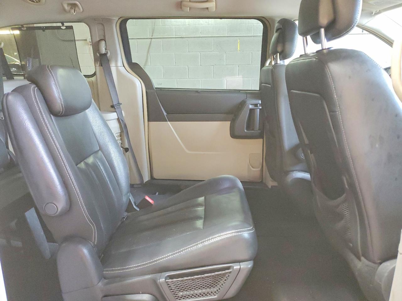 CHRYSLER TOWN & COUNTRY 2010 — 12