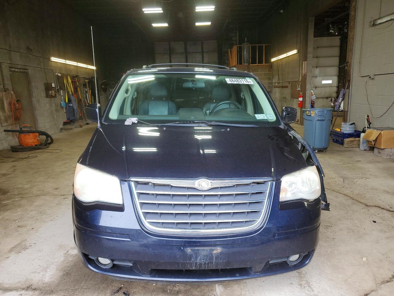 CHRYSLER TOWN & COUNTRY 2010 — 6