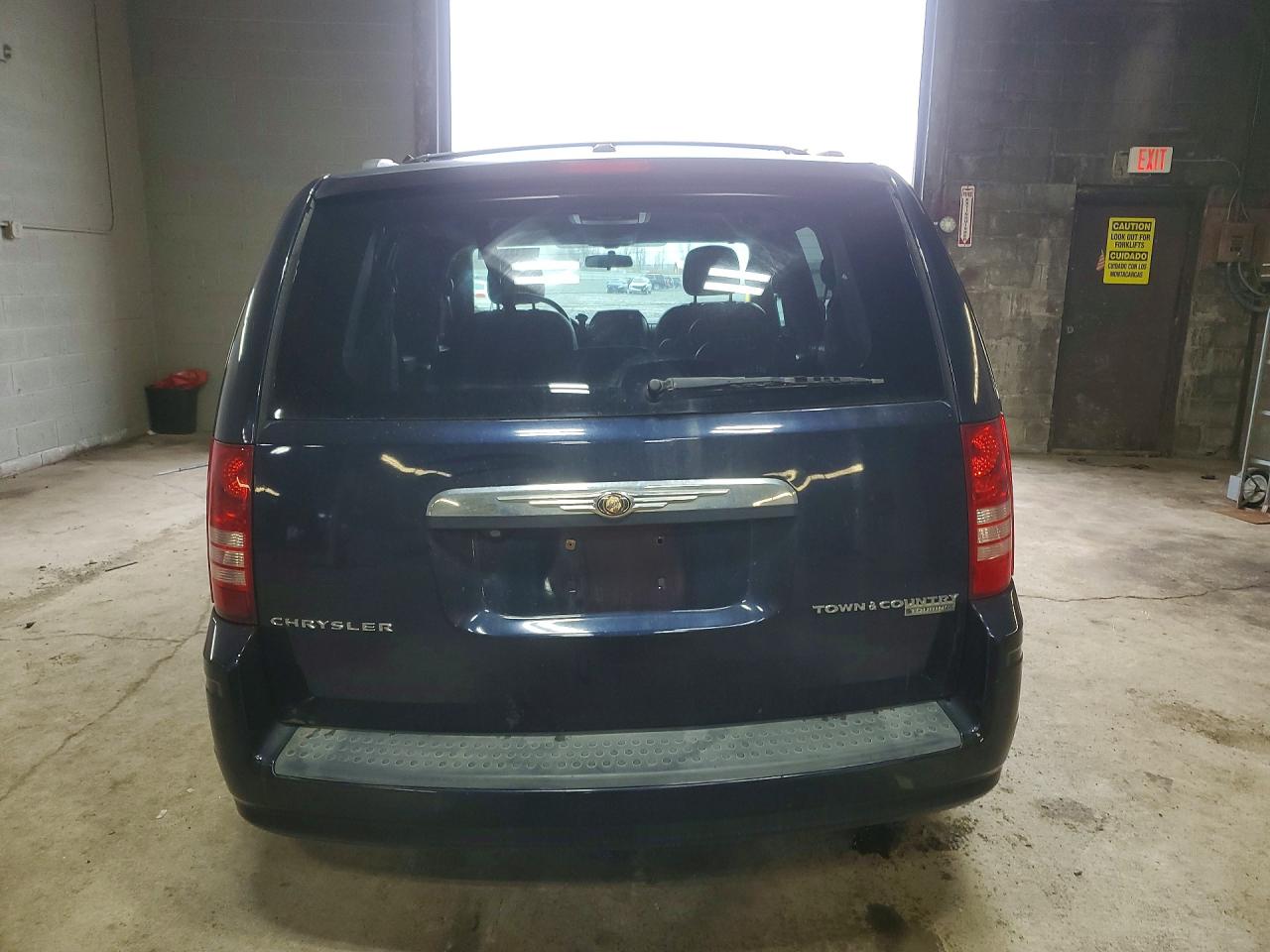 CHRYSLER TOWN & COUNTRY 2010 — 7