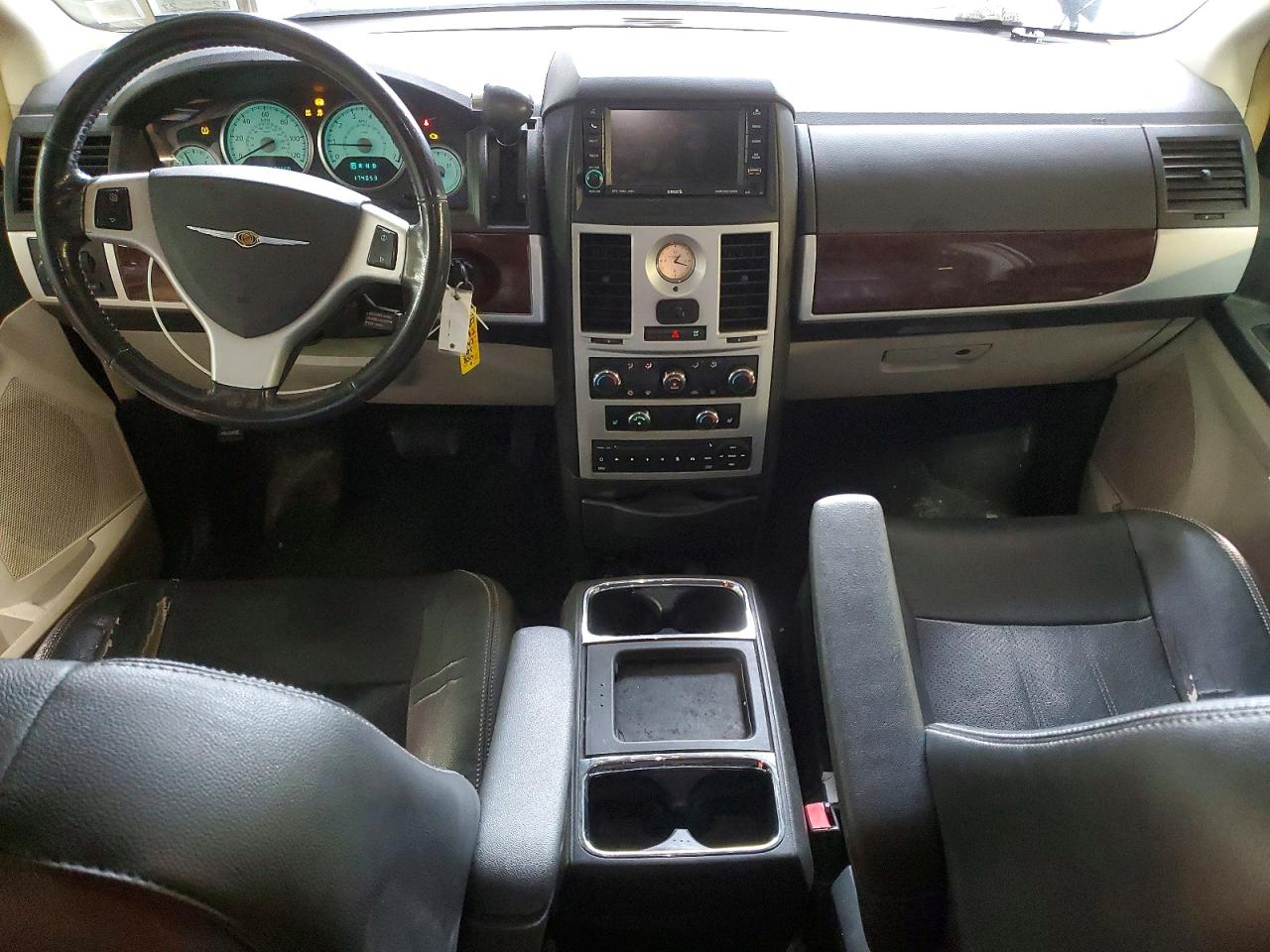 CHRYSLER TOWN & COUNTRY 2010 — 9