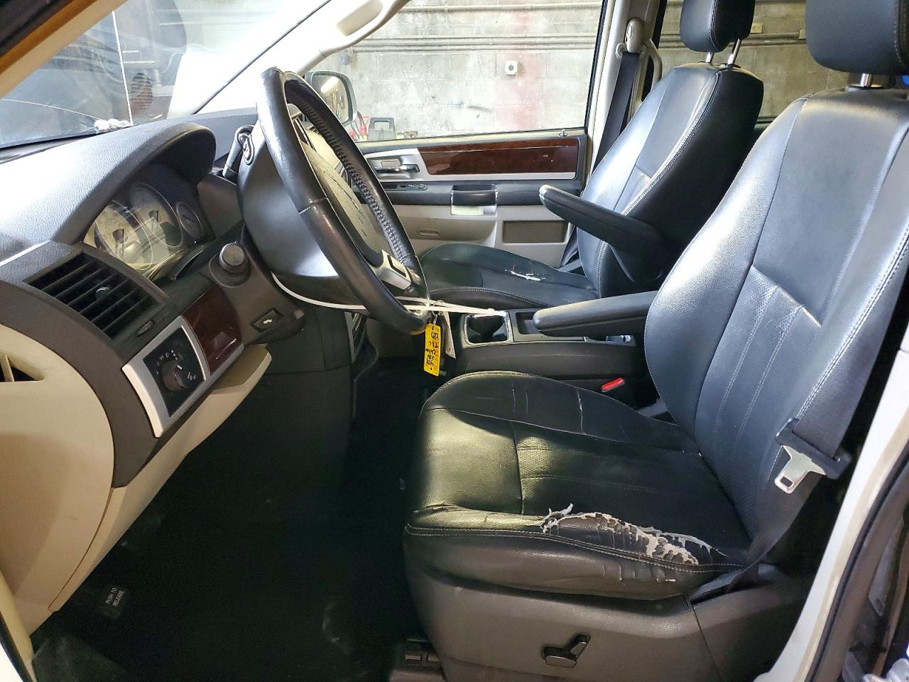 CHRYSLER TOWN & COUNTRY 2010 — 8