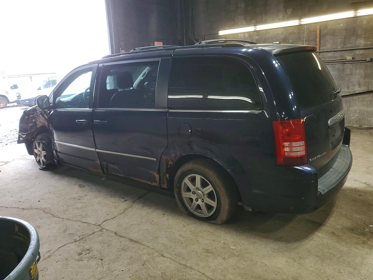 CHRYSLER TOWN & COUNTRY 2010 — 3