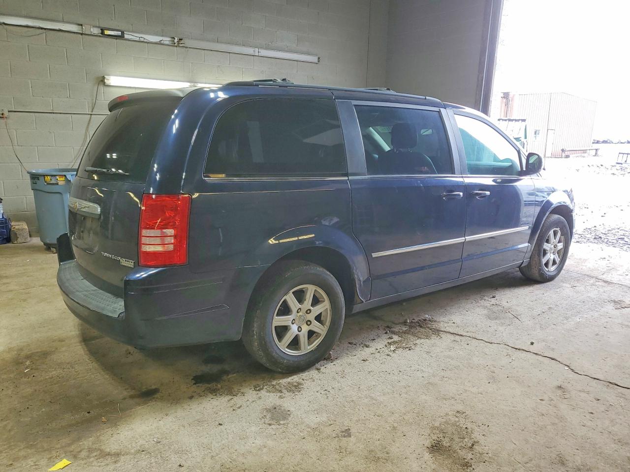 CHRYSLER TOWN & COUNTRY 2010 — 4