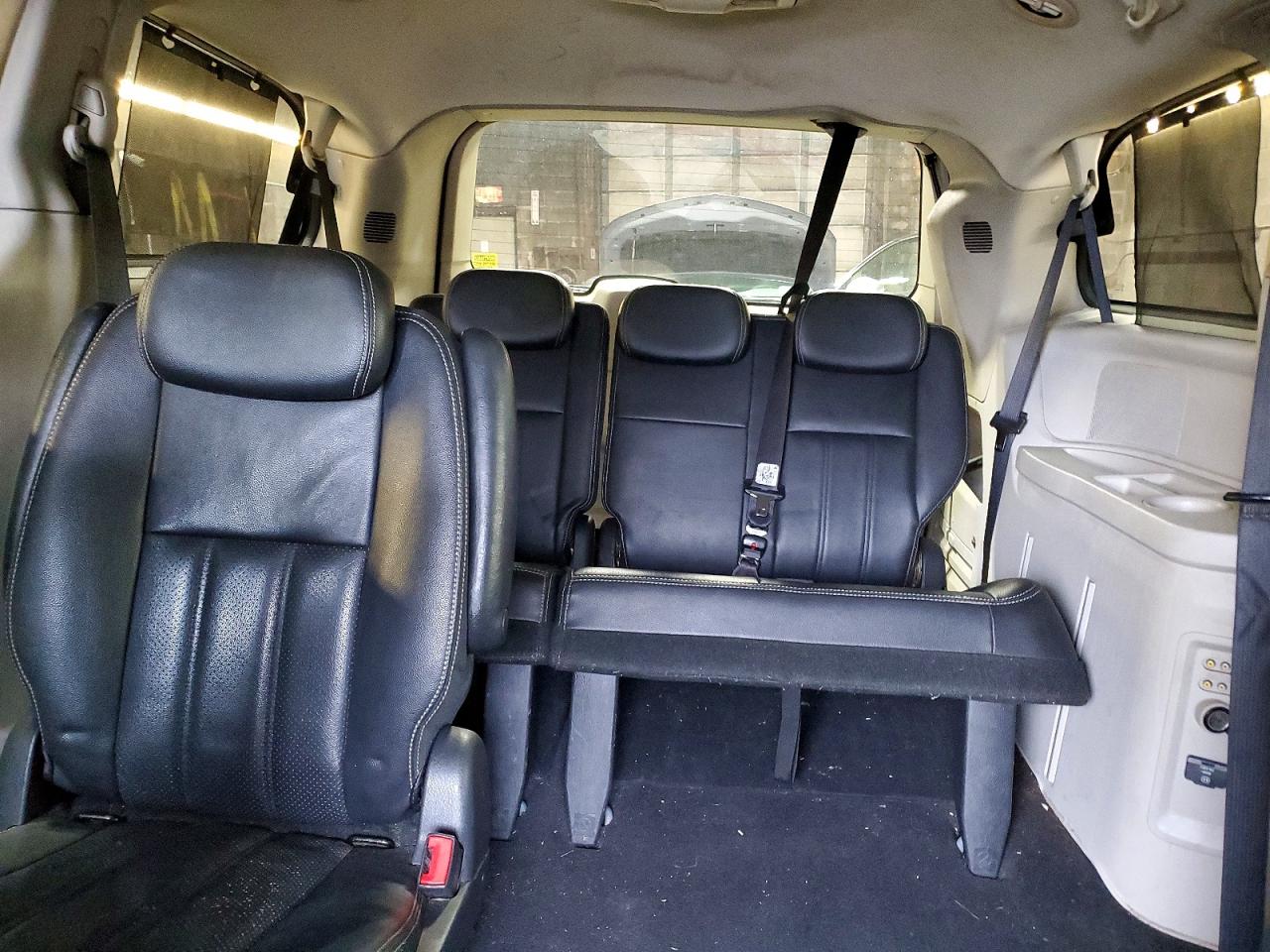 CHRYSLER TOWN & COUNTRY 2010 — 11