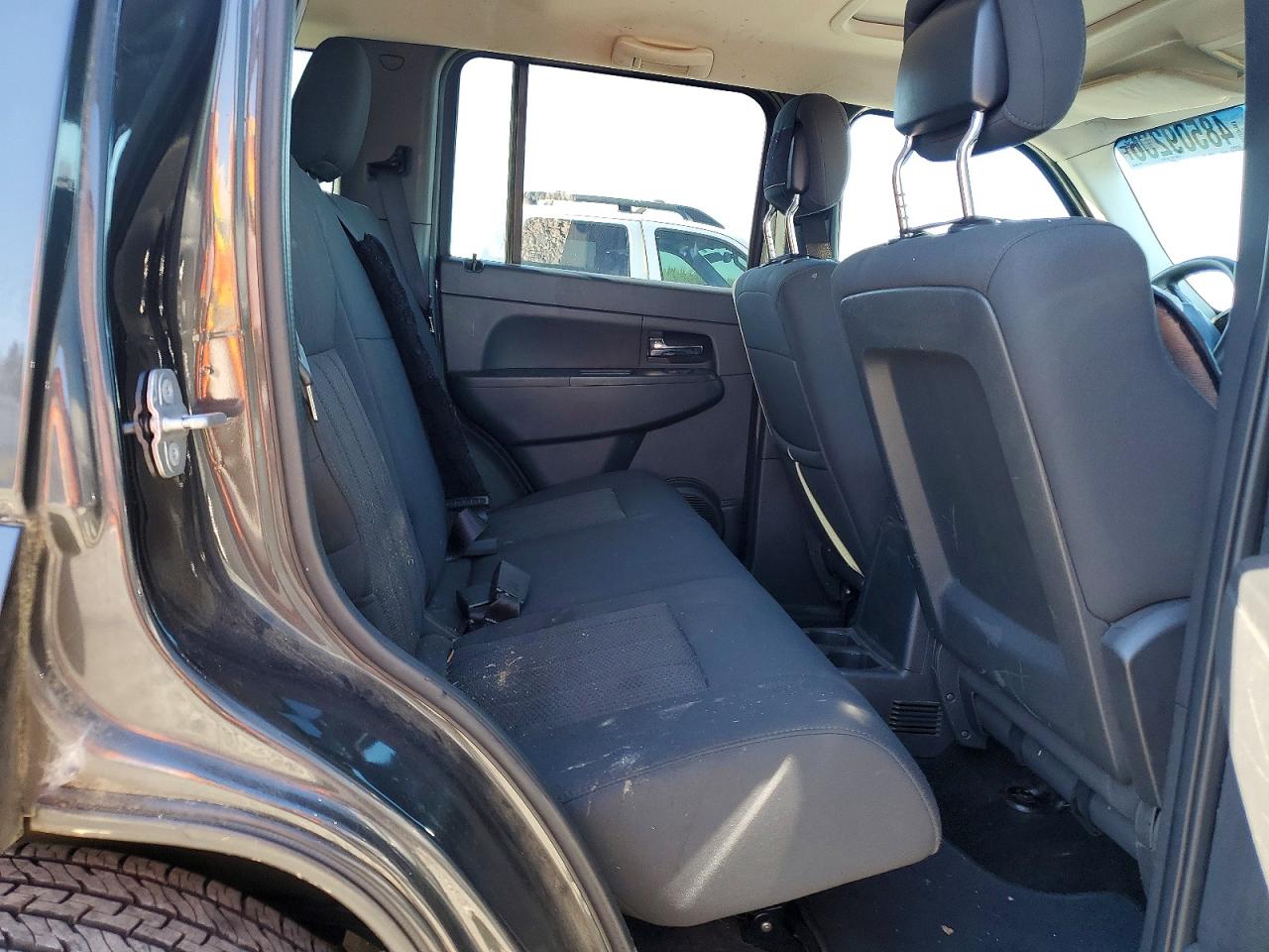 JEEP LIBERTY 2010 — 12