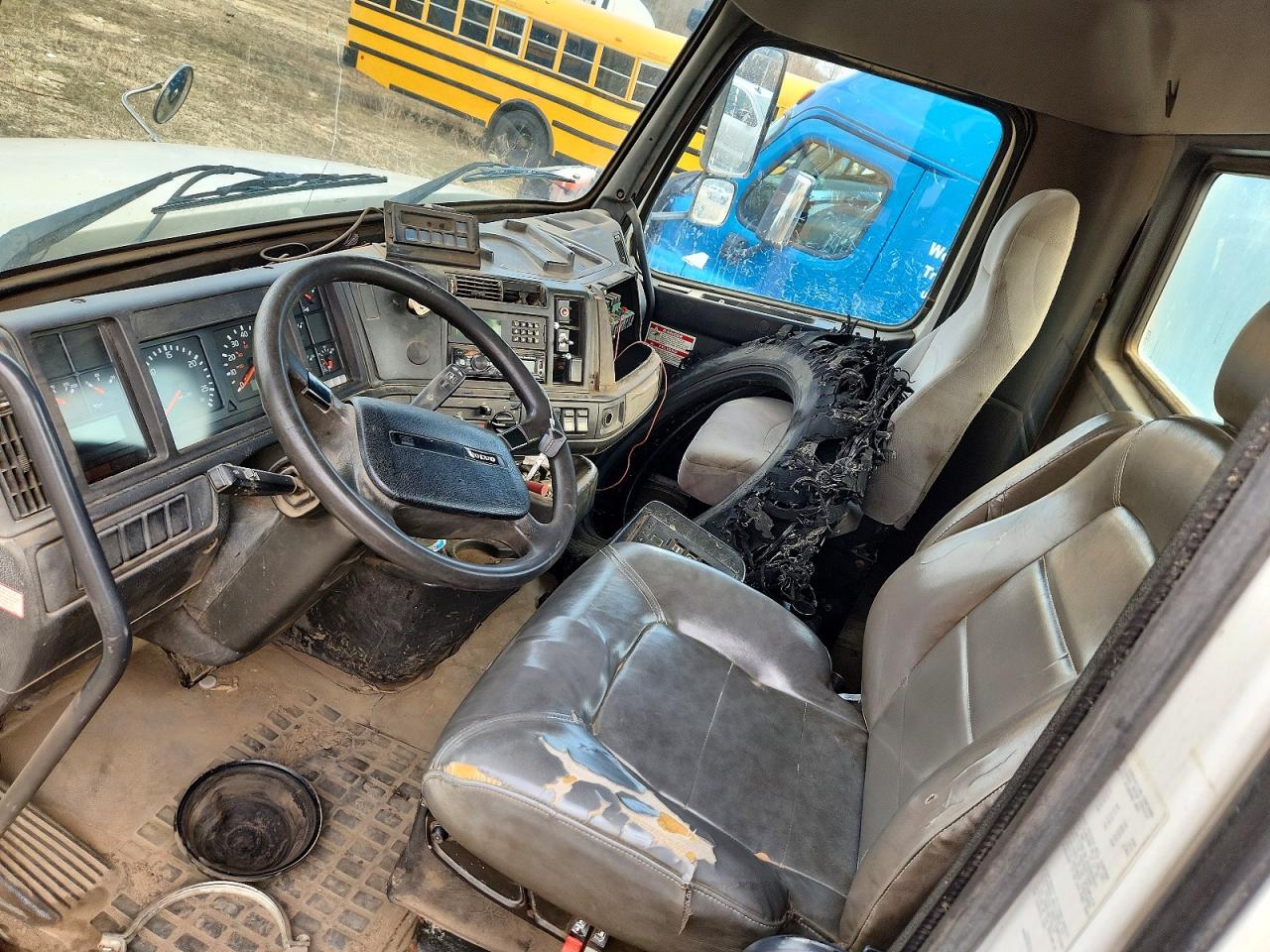 VOLVO VHD 2002 — 12