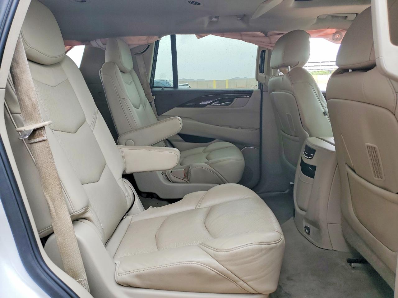 CADILLAC ESCALADE 2016 — 11