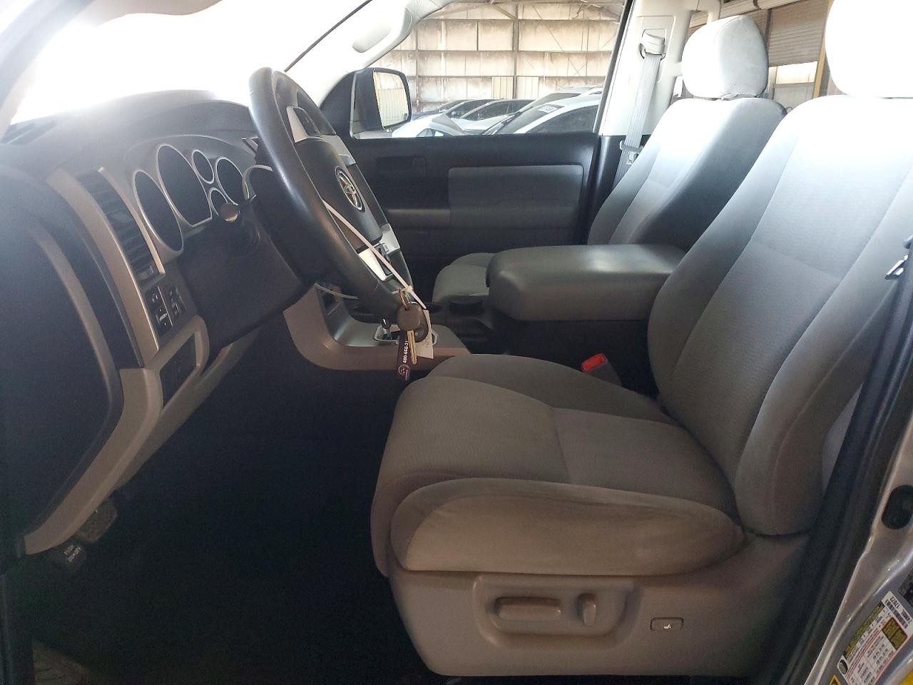 TOYOTA SEQUOIA 2016 — 8