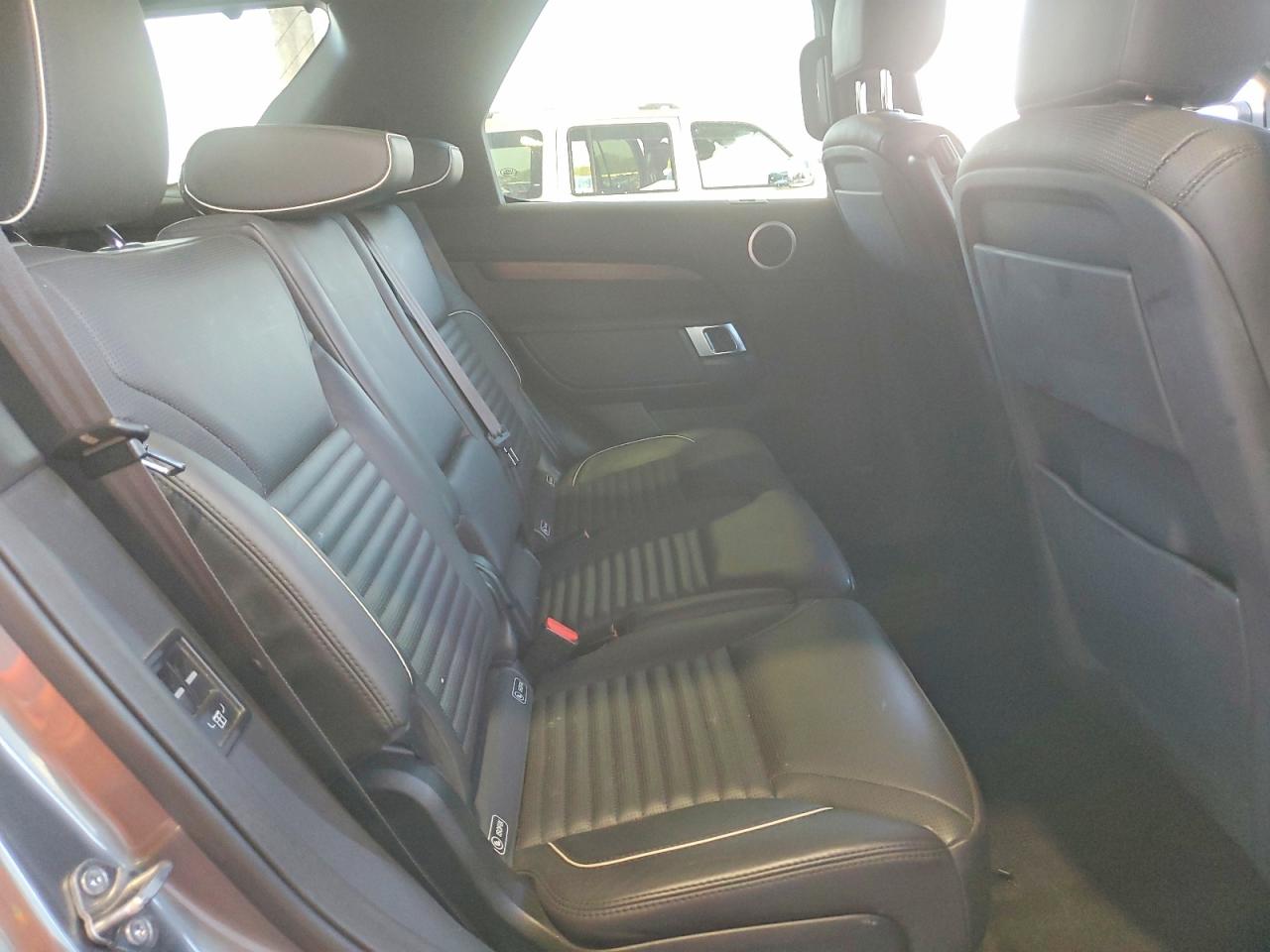 LAND ROVER DISCOVERY 2017 — 12
