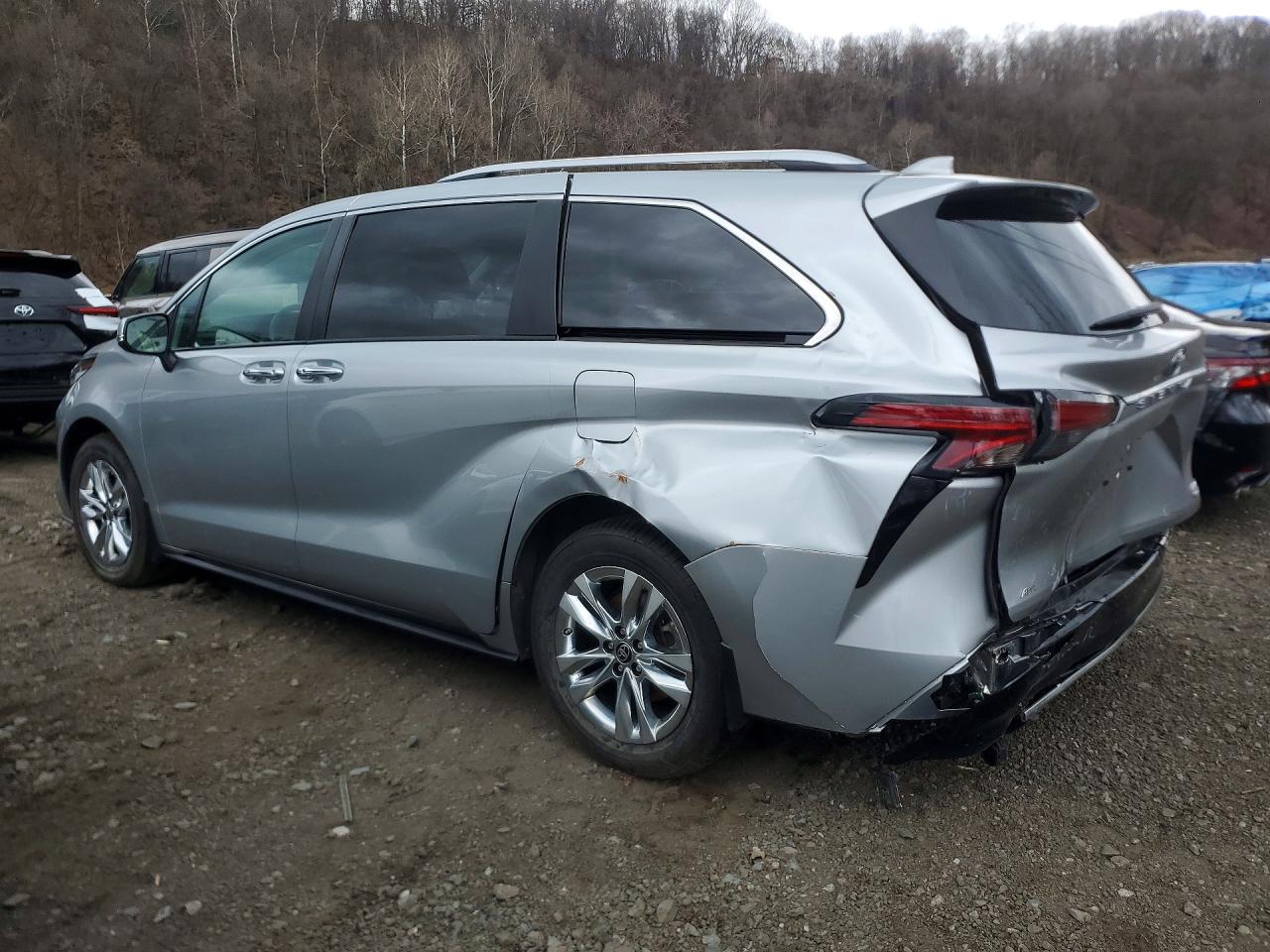 TOYOTA SIENNA 2024 — 3