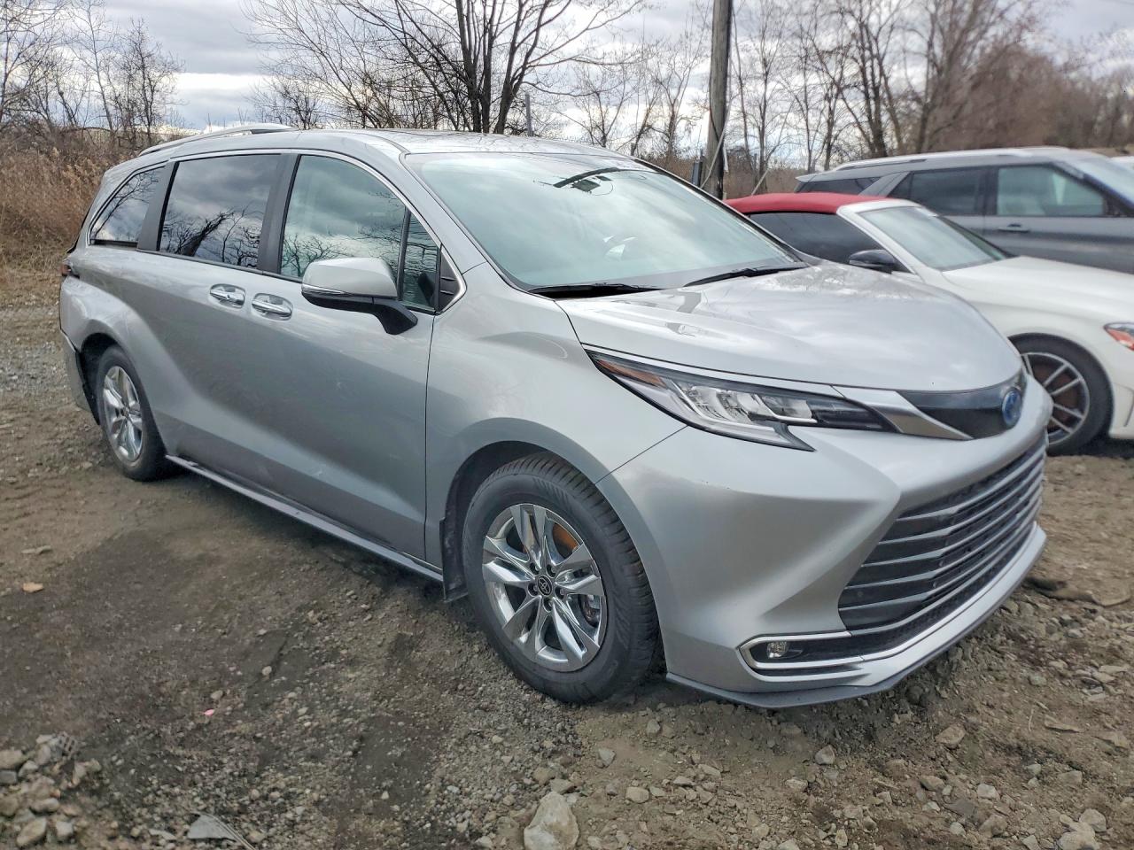 TOYOTA SIENNA 2024 — 5