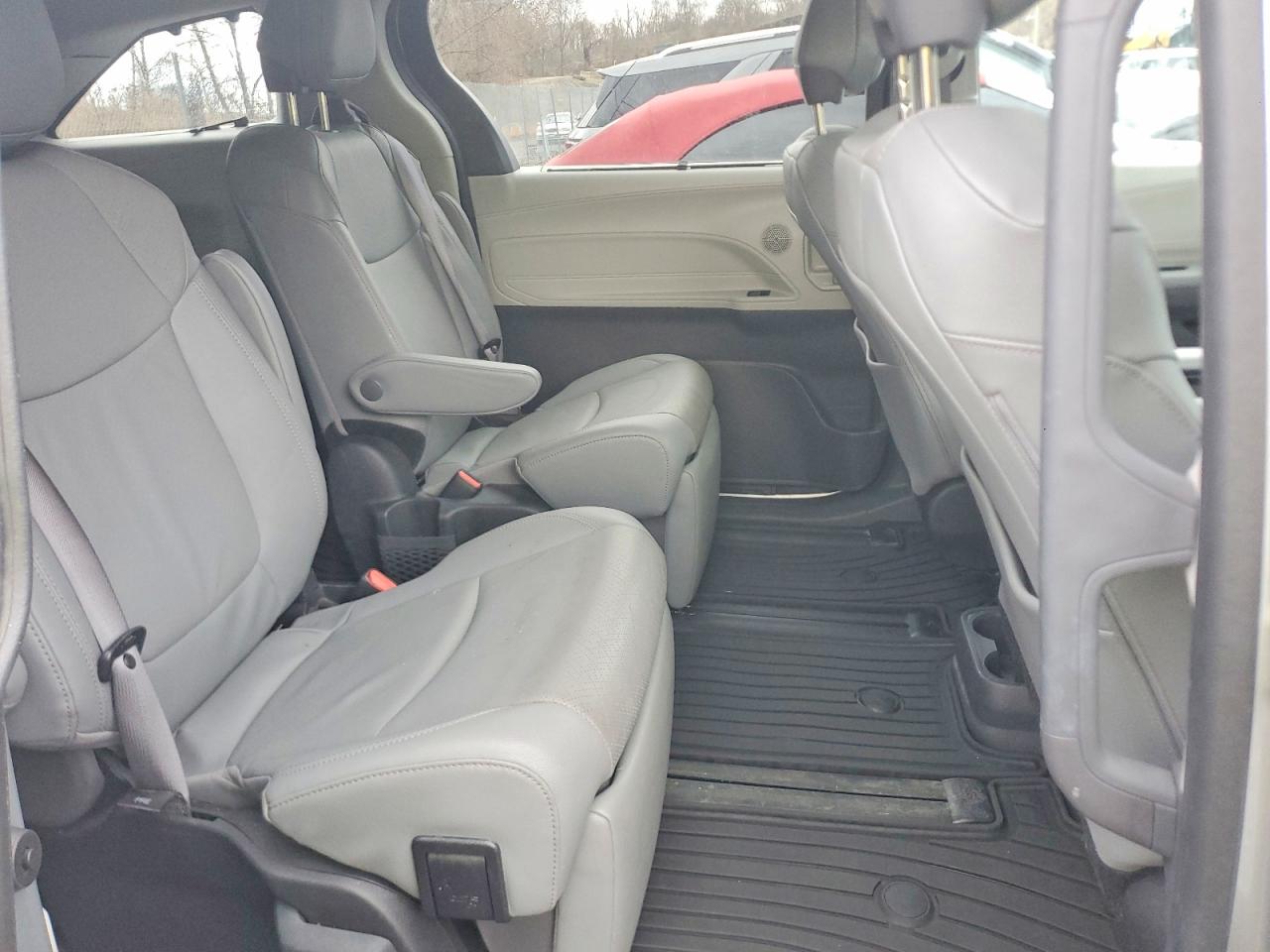 TOYOTA SIENNA 2024 — 12