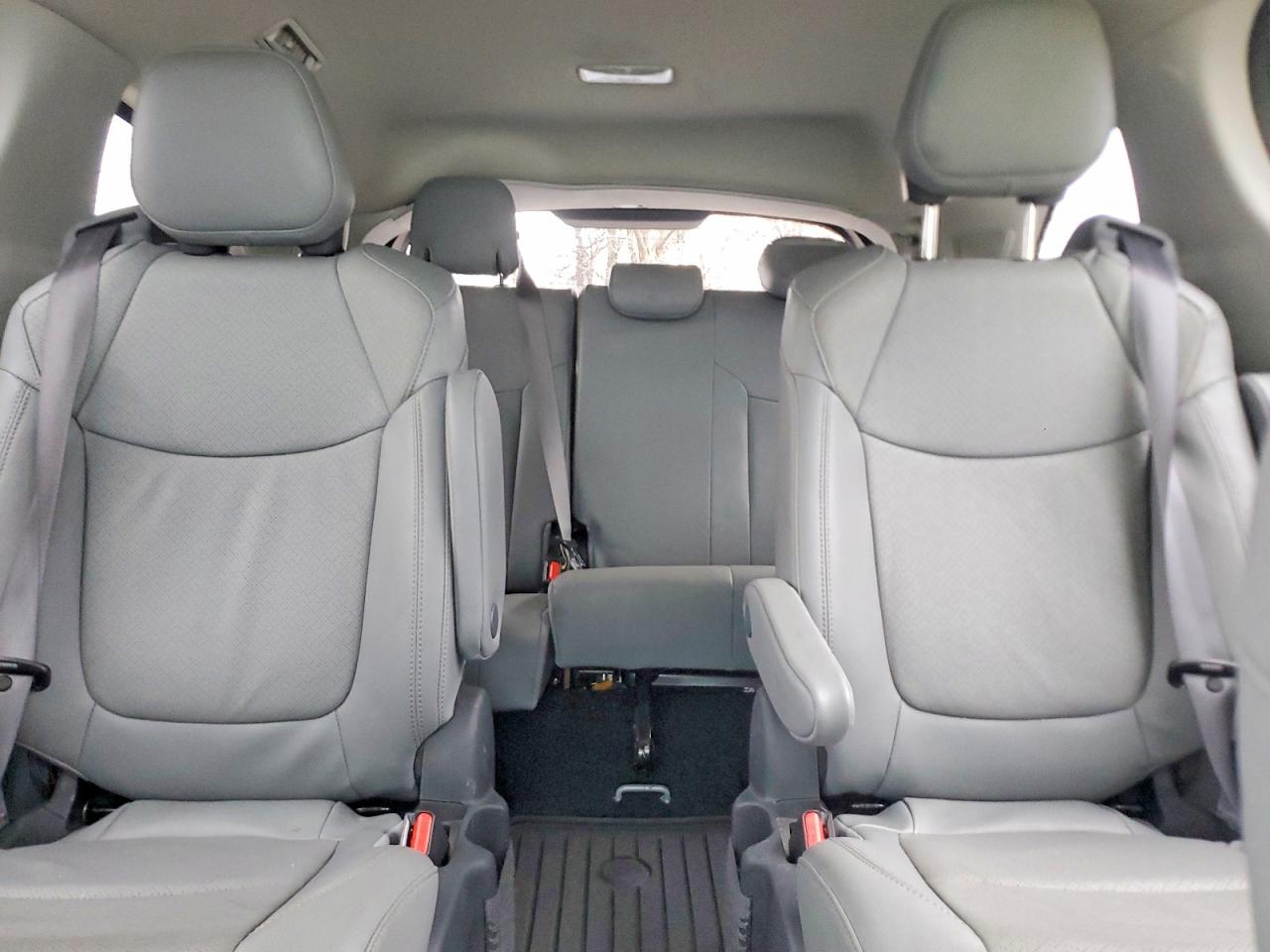 TOYOTA SIENNA 2024 — 11
