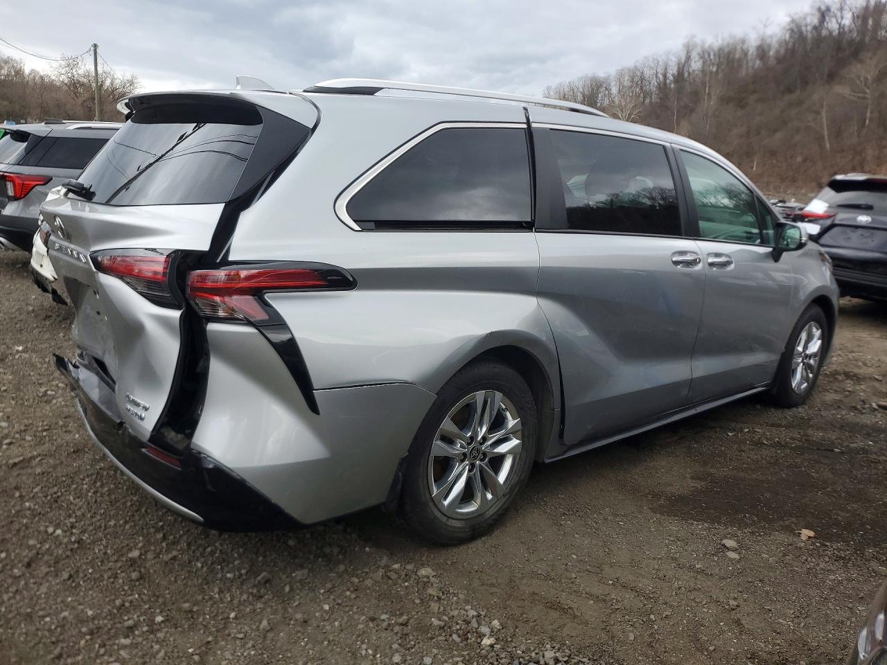 TOYOTA SIENNA 2024 — 4