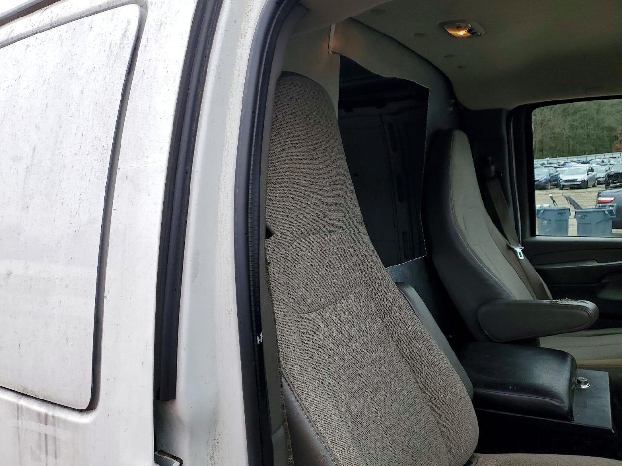 CHEVROLET EXPRESS G1500 2011 — 12