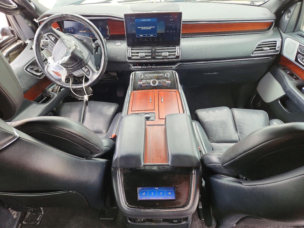 LINCOLN NAVIGATOR 2023 — 9