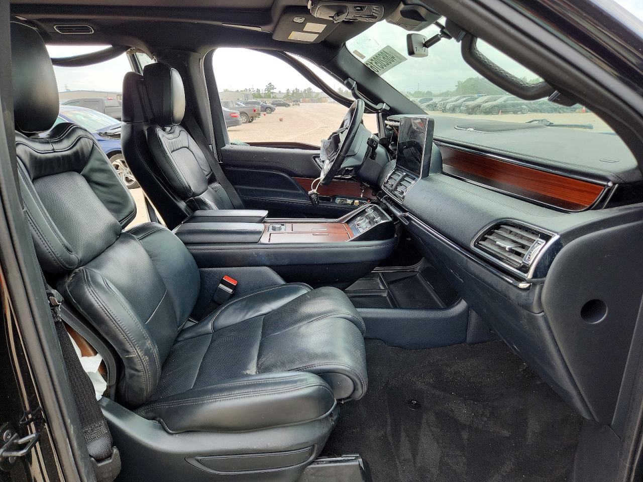 LINCOLN NAVIGATOR 2023 — 8