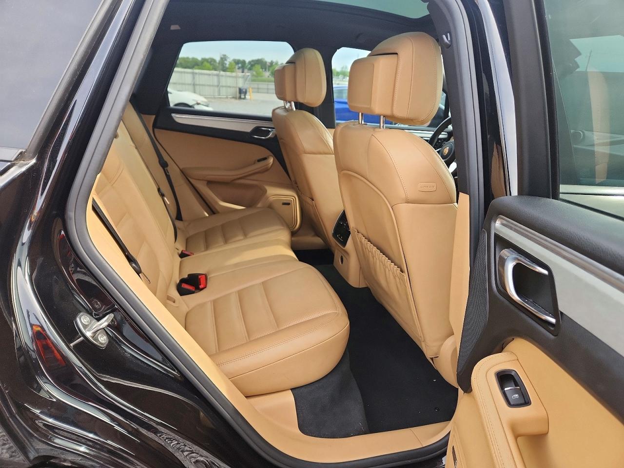 PORSCHE MACAN 2017 — 12
