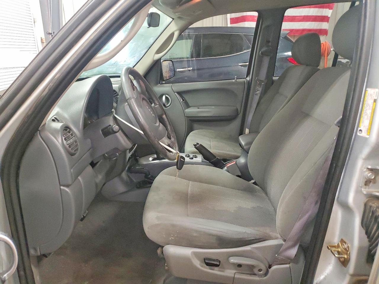 JEEP LIBERTY 2005 — 8