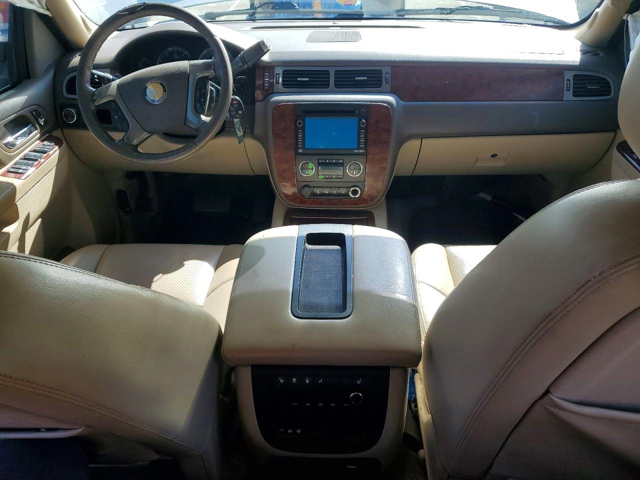 CHEVROLET SUBURBAN 2010 — 9